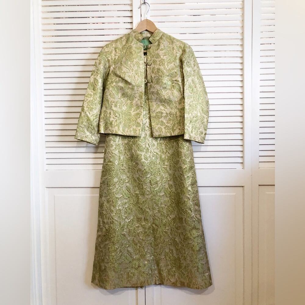 Elegant Green Brocade Sleeveless Dress with Matching Jacket - Picture 5 of 10